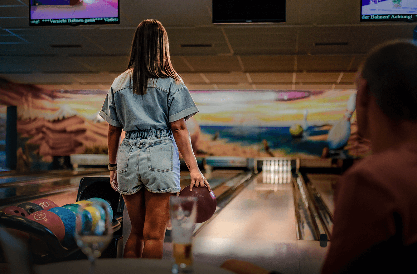 Fotoshooting beim Bowling mit Statistin und Softbox